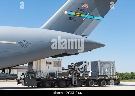 Flieger des 436. Aerial Port Squadron laden Fracht auf einen C-17 Globemaster III auf der Dover Air Force Base, Delaware, 23. April 2021. Die 436. APS ist der größte Lufthafen im Verteidigungsministerium. Stockfoto