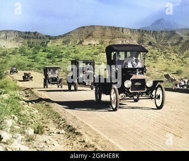 1960S LINIE VON 1920ER-MODELL T UND 1930ER-MODELL A FORD AUTOMOBILE AUF SCHOTTERSTRASSE IM SÜDWESTEN DER USA - M2092C KRU001 HARS ARCHIV AUTOS KONVOI ERHOLUNG AUTOMOBIL UNGEPFLASTERTEN SAMMLER STAU MODELL A AUTOMOBILE STILVOLLE FAHRZEUGE SAMMLER SÜDWESTLICHEN MODELL T RALLYE ENTSPANNUNG SCHWARZ-WEISS ALTMODISCH SÜDWESTLICHEN Stockfoto