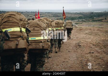 U.S. Marines with Platoon 3241, Lima Company, 3. Rekrut Training Bataillon, wandern nach Abschluss des Tiegels an Bord von Camp Pendleton, Kalifornien, zurück zu ihren Kasernen. 22. April 2021. Die Adler-, Globus- und Ankerzeremonie findet nach dem Kruzibel statt und bedeutet die Umwandlung von Rekruten zu Marine. Stockfoto