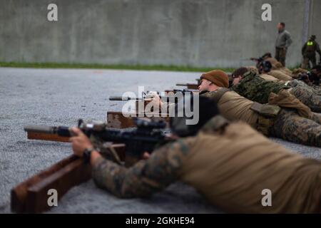 US-Marineinfanteristen mit amphibischem Aufklärungszug (ARP), 31. Marine Expeditionary Unit (MEU), schießen Ziele in der Bauchlage von 50 Metern auf Camp Hansen, Okinawa, Japan, 22. April 2021. ARP führt regelmäßig Live-Feuerübungen durch, um die Kenntnisse über mehrere Waffensysteme zu erhalten. Die 31. MEU, die einzige kontinuierlich im Vorlauf eingesetzte MEU des Marine Corps, stellt eine flexible und tödliche Truppe bereit, die als führende Krisenreaktionstruppe in der Indo-Pazifik-Region eine breite Palette von Militäroperationen durchführen kann. Stockfoto