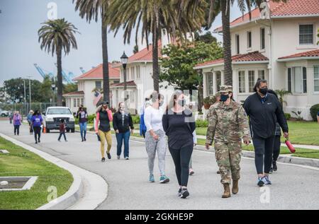 Der 61. Kommandant der Luftwaffengruppe, Col Becky Beers, nimmt an der Wanderung Teil, um mit militärischen und zivilen Mitgliedern der Luftwaffenbasis Los Angeles in Fort MacArthur, San Pedro, Kalifornien, das Bewusstsein für Autismus zu schärfen., 22. April 2021. Stockfoto