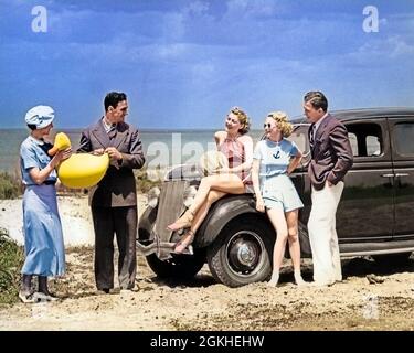 1930ER JAHRE FÜNF MÄNNER UND FRAUEN IN LEGERER SOMMERKLEIDUNG SPIELEN MIT AUFBLASBAREN STRAND SPIELZEUG VON 1936 FORD V-8 LIMOUSINE GEPARKT ENTLANG DER KÜSTE - M4791C HAR001 HARS AUTO 1 STIL FAHRZEUG URLAUB FORD FREUDE LIFESTYLE FÜNF FRAUEN 5 LÄNDLICHEN GESUNDHEIT LUXUS KOPIEREN RAUM FREUNDSCHAFT VOLLE LÄNGE HALBE LÄNGE DAMEN PERSONEN AUTOMOBIL MÄNNER TRANSPORT GEPARKT AUFBLASBARE ZEIT WEG GLÜCK FRÖHLICH LIMOUSINE REISE AUTOS WOCHENENDE ENTLANG ERHOLUNG IN DEN FERIEN LÄCHELT 1936 AUTOS FRÖHLICH STILVOLLE FAHRZEUGE V-8 MID-ADULT MID-ADULT MANN MID-ADULT FRAU AN DER KÜSTE ZWEISAMKEIT URLAUB CASUAL KAUKASISCHE ETHNIE HAR001 Stockfoto