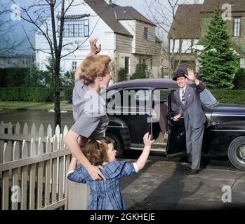 1940ER-JAHRE MUTTER UND TOCHTER WINKTEN DEM VATER ZU, INDEM SIE VOR DEM VORSTADTHAUS DIE AUTOTÜR ÖFFNETEN - M5558C DEB001 HARS FRAU WINKT DRAUSSEN ZUSAMMEN MANN 3 HOLZ PAPA AUF WIEDERSEHEN VERKÄUFER REISE STRASSE MAMA NOSTALGISCH HALTEN GEMEINSCHAFT BÜRGERSTEIG TÜR BEZIEHUNG WELLE ALTE ZEIT ARCHIV NOSTALGIE ALTE MODE AUTO 1 AUFFAHRT WILLKOMMEN KOMMUNIKATION FREUDE ELTERNSCHAFT FRAUEN BEZIEHUNG ERWACHSENE ZU HAUSE LEBEN PASSAGIER IN VOLLER LÄNGE HALBLANGE AUTO AMERICANA TRANSPORT EHEMANN UND EHEFRAU B & W HAUSFRAU NACHBARSCHAFT MATE AUTOS AUFREGUNG MANN UND FRAU MUTTER UND TOCHTER ERNÄHRER DER GESCHÄFTSMANN ÖFFNETE DIE TÜR, MANLY Stockfoto