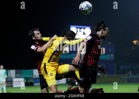 Sutton, Großbritannien. September 2021. Richard Bennett von Sutton United zwickte sich mit Neill Byrne und Jamie Sterry von Hartlepool United während des Spiels der EFL Sky Bet League 2 zwischen Sutton United und Hartlepool United am 14. September 2021 in Gander Green Lane, Sutton, England. Foto von Carlton Myrie. Nur zur redaktionellen Verwendung, Lizenz für kommerzielle Nutzung erforderlich. Keine Verwendung bei Wetten, Spielen oder Veröffentlichungen einzelner Clubs/Vereine/Spieler. Kredit: UK Sports Pics Ltd/Alamy Live Nachrichten Stockfoto