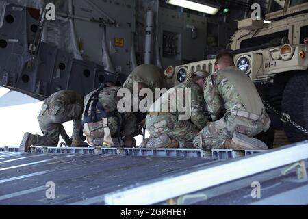 US-Soldaten der Task Force Iron Valor sichern sich Gurte für Flugoperationen auf der Ali Al Salem Air Base, Kuwait, 22. April 2021. Für viele Soldaten der TF Iron Valor war die Validierungsübung das erste Mal, dass viele zusammenarbeiteten. Stockfoto