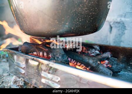 Topf Kessel über offenem Feuer, Vorbereitung Eintopf Suppe auf Holzgrill, Kochen im Freien Stockfoto