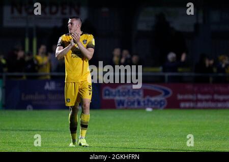 Sutton, Großbritannien. September 2021. Ben Goodliffe von Sutton United applaudiert den Fans beim Spiel der EFL Sky Bet League 2 zwischen Sutton United und Hartlepool United am 14. September 2021 in der Gander Green Lane, Sutton, England. Foto von Carlton Myrie. Nur zur redaktionellen Verwendung, Lizenz für kommerzielle Nutzung erforderlich. Keine Verwendung bei Wetten, Spielen oder Veröffentlichungen einzelner Clubs/Vereine/Spieler. Kredit: UK Sports Pics Ltd/Alamy Live Nachrichten Stockfoto