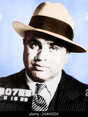 1920ER JAHRE GEFÄNGNIS TASSE SCHUSS VON GANGSTER SCARFACE AL CAPONE BLICK AUF KAMERA CHICAGO ILLINOIS USA - Q71167C CPC001 HARS PERSÖNLICHKEIT KOPF UND SCHULTERN AL GANOVENNUMMER BERÜHMTE FÜHRUNG MÄCHTIGE FEIND MOBSTER PROHIBITION AUTORITÄT BESCHÄFTIGT ZWANZIGER JAHRE GANGSTER MAFIA TASSE BOOTLEGGER BRÜLLEN ZWANZIGER JAHRE BERÜCHTIGTE ORGANISIERTE KRIMINALITÄT STILVOLLE UNTERWELT ALPHONSE BECHER GESCHOSSEN SCHMUGGLER AL CAPONE ALPHONSE GABRIEL CAPONE CAPONE ILLEGAL MID-ADULT MANN MOB PERSÖNLICHKEITEN SCARFACE KAUKASISCHE ETHNIE ALTMODISCH Stockfoto