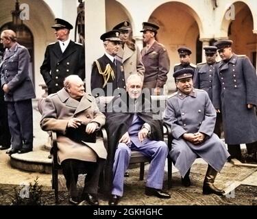 1940ER JAHRE WINSTON CHURCHILL FRANKLIN D. ROOSEVELT JOSEPH STALIN IN JALTA 1945. FEBRUAR IM INNENHOF DES LIVADIA PALACE - Q73016C CPC001 HARS BERÜHMTE FÜHRUNG MÄCHTIGE WELTKRIEGE JOSEPH NACHKRIEGS-PRÄSIDENT WELTKRIEG WELTKRIEG ZWEI WELTKRIEG II AUTORITÄT VERHANDLUNGEN PALASTPOLITIK PRÄSIDENTEN DELANO KRIM FEBRUAR WELTKRIEG 2 FRANKLIN ROOSEVELT STALIN JOSEF WINSTON CHURCHILL JALTA 1945 GROSSE DREI D JOSEF STALIN JOSEPH STALIN FÜHRER LIVADIA LIVADIA PALAST PERSÖNLICHKEITEN LÖSUNGEN VERBÜNDETE KAUKASISCHE ETHNIE BERÜHMTE PERSON ALTMODISCHER PREMIERMINISTER Stockfoto