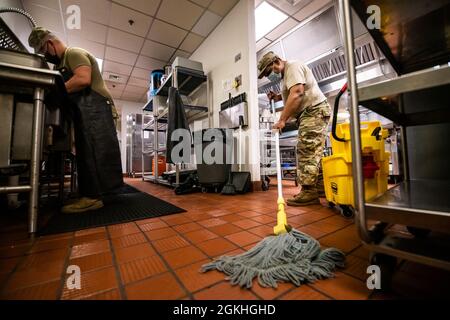 Technische Abteilung der US-Luftwaffe Carlos Robles, Servicetechniker der 156. Airlift Wing Force Support Squadron aus Carolina, Puerto Rico, wischt den Boden im Restaurant des Combat Readiness Training Center der Mississippi Nationalgarde in Gulfport, Mississippi, 23. April 2021. Southern Strike ist eine jährliche Trainingsübung, die von der Mississippi Nationalgarde veranstaltet wird, um die Kampfbereitschaft in allen Zweigen des US-Militärs zu erhöhen. Stockfoto