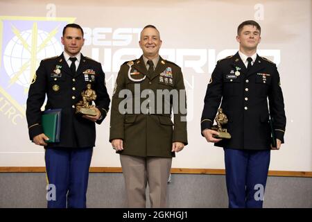 Befehl Sgt. Major Brian Bertazon, Military Intelligence Readiness Command (MIRC), posiert mit Staff Sgt. Myles Kalf, 323. Military Intelligence Readiness Command und SPC. Alec Waterman, 383. Military Intelligence Readiness Command, während der Preisverleihung des MIRC Best Warrior Competition (BWC) am 23. April 2021 auf der Joint Base San Antonio – Camp Bullis. Kalf und Waterman wurden zum nicht-beauftragten MIRC-Offizier des Jahres ernannt und MIRC wurde zum Abschluss des MIRC-BWC zum Soldier des Jahres ernannt. Stockfoto