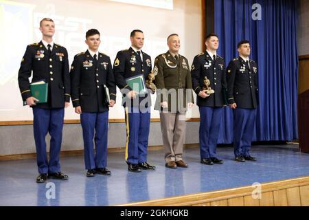 Befehl Sgt. Major Brian Bertazon, Military Intelligence Readiness Command (MIRC), posiert mit MIRC Best Squad während der MIRC Best Warrior Competition (BWC) Preisverleihung am 23. April 2021 auf der Joint Base San Antonio – Camp Bullis. Personal Sgt. Myles Kalf, 323. Militärgeheimdienst-Bataillon, SPC. Alec Waterman, 323. Militärgeheimdienstbataillon, SPC. Karhl Wayman, National Intelligence Support Group/National Security Agency - Texas, Spc. Christopher Thompson, 301. Militärgeheimdienstbataillon und SPC. Keith Harp, INTG, wird als Teilnehmer des US Army Reserve Best Warrior Competition Stockfoto