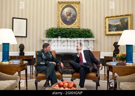 Präsident Barack Obama trifft sich im Oval Office am 18. März 2011 mit General David Petraeus, dem Kommandanten der US-Streitkräfte in Afghanistan. (Offizielles Foto des Weißen Hauses von Pete Souza) Dieses offizielle Foto des Weißen Hauses wird nur zur Veröffentlichung durch Nachrichtenorganisationen und/oder zum persönlichen Druck durch die Betreffzeile(en) des Fotos zur Verfügung gestellt. Das Foto darf in keiner Weise manipuliert werden und darf nicht in kommerziellen oder politischen Materialien, Anzeigen, E-Mails, Produkten oder Werbeaktionen verwendet werden, die in irgendeiner Weise die Zustimmung oder Billigung des Präsidenten, der ersten Familie oder Th nahelege Stockfoto