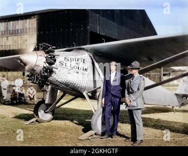 CHARLES LINDBERGH UND LT. DER 1920ER JAHRE. KOL. FISHER STEHT IM GEISTE VON ST. LOUIS FLUGZEUG ROOSEVELT FIELD MINEOLA LONG ISLAND NY USA - Q73961C CPC001 HARS VEREINIGTE STAATEN VON AMERIKA MÄNNER NY TRANSPORT EUROPA NORDAMERIKA ZIELE NORDAMERIKA TRÄUME GEIST PERSÖNLICHKEIT PROPELLER ABENTEUER EUROPÄISCHER TRIP MUT BERÜHMTE FÜHRUNG INNOVATION 1927 LUFTFAHRT FISHER BERUFE UNIFORMEN LANGE INSEL NEW YORK LUCKY LINDY MOBILITÄT CHARLES KOMMERZIELLE LUFTFAHRT HELD MINEOLA PERSÖNLICHKEITEN TRANSATLANTISCHE KAUKASISCHE ETHNIE CHARLES LINDBERGH BERÜHMTE PERSON LINDBERGH ALTMODISCHE ST LOUIS Stockfoto