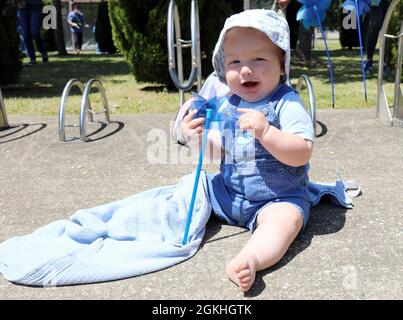 Adam Lowe, 7 Monate alt, spielt mit einem blauen Windrad während der US Army Garrison Japan Army Community Service Windrad-Pflanzung des National Child Abuse Prevention Month in der Sagamihara Family Housing Area Library, SFHA, Japan, April 23. Stockfoto