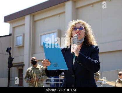 Jennifer Partridge, Direktorin des U.S. Army Garrison Japan Army Community Service, liest die Proklamation der Installationskommandanten für den National Child Missbrauchs Prevention Month während des USAG Japan ACS-Windrad-Pflanzungsmonats des Monats in der Sagamihara Family Housing Area Library, SFHA, Japan, April 23. Stockfoto