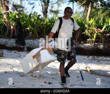 DIEGO GARCIA, Britisches Territorium im Indischen Ozean (23. April 2021) – Yeoman-Chef Timothy Gill, der dem Hauptquartier der US-Navy Support Facility zugewiesen wurde, nimmt an der Strandreinigung Teil, die vom Verwaltungsteam am Earth Day am 23. April 2021 durchgeführt wurde. NSF Diego Garcia bietet Logistik-, Service-, Freizeit- und administrative Unterstützung für US- und alliierte Truppen, die im Indischen Ozean und im Arabischen Golf eingesetzt werden. Stockfoto