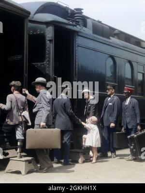 1920ER JAHRE FAMILIE MUTTER VATER SOHN TOCHTER EINSTEIGEN PERSONENZUG UNTERSTÜTZT VON TRAINMAN UND TRÄGER TRAGEN GEPÄCK IM FREIEN - R1903C HAR001 HARS NOSTALGIE ZÜGE ALTE MODE JUGENDSCHUTZ EISENBAHN FAMILIEN LIFESTYLE ELTERNSCHAFT FRAUEN PASSAGIERE BEZIEHUNG EHEMÄNNER PASSAGIER VOLLE LÄNGE PERSONEN MÄNNER TRANSPORT VÄTER MÄNNER UND FRAUEN ABENTEUER AFROAMERIKANER AFROAMERIKANER UND VÄTER SCHWARZE ETHNIZITÄT BERUFE BEZIEHUNGEN STILVOLLE ASSISTIERTE EISENBAHNEN JUGENDLICHE MID-ADULT MID-ADULT MANN MID-ADULT FRAU MÜTTER ELTERNSCHAFT REDCAP ZWEISAMKEIT FRAUEN Stockfoto