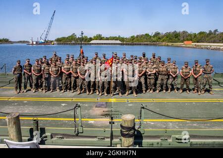 U.S. Marines with Bridge Company, 8th Engineer Support Battalion, 2nd Marine Logistics Group, posieren für ein Foto während der Deaktivierung von Bridge Company in Camp Lejeune, North Carolina, 23. April 2021. Bridge Co. Diente 2d MLG fast 70 Jahre lang und beteiligte sich in diesem Zeitraum an zahlreichen Konflikten und Operationen. Die Deaktivierung steht im Einklang mit den forcierungsweiten Modernisierungsbemühungen, die den USMC wettbewerbsfähiger machen werden, um eine Peer- oder Near-Peer-Bedrohung zu bekämpfen. Stockfoto