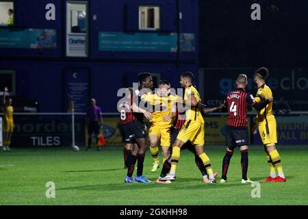 Sutton, Großbritannien. September 2021. Die Spieler spielen während des Spiels der EFL Sky Bet League 2 zwischen Sutton United und Hartlepool United am 14. September 2021 in Gander Green Lane, Sutton, England. Foto von Carlton Myrie. Nur zur redaktionellen Verwendung, Lizenz für kommerzielle Nutzung erforderlich. Keine Verwendung bei Wetten, Spielen oder Veröffentlichungen einzelner Clubs/Vereine/Spieler. Kredit: UK Sports Pics Ltd/Alamy Live Nachrichten Stockfoto