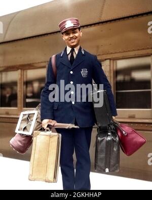 1930ER JAHRE PORTRÄT LÄCHELNDER AFROAMERIKANISCHER MANN PASSAGIER EISENBAHN ZUG ROT CAP PORTER BLICK AUF KAMERA GEPÄCK TRAGEN - R5947C HAR001 HARS LIFESTYLE ZUFRIEDENHEIT STOLZE JOBS PORTRÄTS ERWACHSENE PERSONEN ERWACHSENE MÄNNER BERUF AMERIKANER TRANSPORT BLICKKONTAKT GESCHICKLICHKEIT BERUF FÄHIGKEITEN ABENTEUER AFRO-AMERIKANER AFRO-AMERIKANER KARRIERE ETHNISCH SCHWARZ ANLASS ARBEIT STOLZ BESCHÄFTIGUNG BERUFE STILVOLLE EISENBAHNEN MITARBEITER MITTLEREN ERWACHSENEN MITTLEREN ERWACHSENEN MANN PORTER ROT CAP HAR001 ARBEITET AN ALTMODISCHEN AFROAMERIKANERN Stockfoto