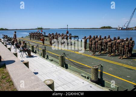 U.S. Marines with Bridge Company, 8th Engineer Support Bataillon, 2nd Marine Logistics Group, grüßen während der Deaktivierung von Bridge Company in Camp Lejeune, North Carolina, 23. April 2021. Bridge Co. Diente 2d MLG fast 70 Jahre lang und beteiligte sich in diesem Zeitraum an zahlreichen Konflikten und Operationen. Die Deaktivierung steht im Einklang mit den forcierungsweiten Modernisierungsbemühungen, die den USMC wettbewerbsfähiger machen werden, um eine Peer- oder Near-Peer-Bedrohung zu bekämpfen. Stockfoto