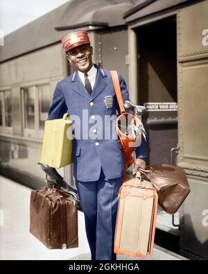 LÄCHELNDER AFROAMERIKANISCHER MANN AUS DEN 1930ER JAHREN, ROTER CAP-PORTIER, DER GEPÄCK IM BAHNHOF TRÄGT - R6039C HAR001 HARS AUSDRUCK ALTER ZEIT BESCHÄFTIGT NOSTALGIE ZÜGE INDUSTRIE ALTE MODE 1 GESICHT WILLKOMMEN LACHEN KARRIERE EISENBAHN KOFFER FREUDE LIFESTYLE ZUFRIEDENHEIT JOBS VEREINIGTE STAATEN KOPIEREN RAUM VOLLER LÄNGE KÖRPERLICHE FITNESS PERSONEN VEREINIGTE STAATEN VON AMERIKA MÄNNER BERUF VERTRAUEN TRANSPORT AUSDRÜCKE NORDAMERIKA AUGENKONTAKT NORDAMERIKA EISENBAHN-FÄHIGKEITEN BERUF FÄHIGKEITEN FRÖHLICHER KUNDENSERVICE AFRO-AMERIKANER AFRO-AMERIKANER KARRIERE SCHWARZE ETHNIZITÄT ARBEIT STOLZ BESCHÄFTIGUNG BERUFE LÄCHELT Stockfoto