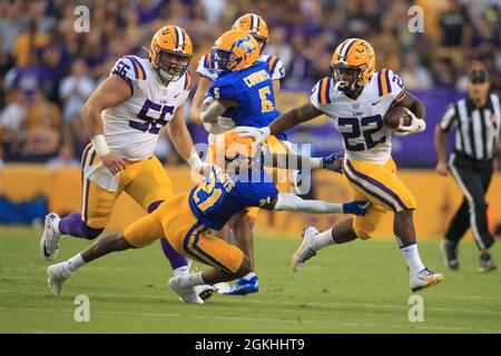 LSU Tigers running back Armoni Goodwin (22) hält McNeese State Cowboys in der Defensive zurück Darius Shields (25), Samstag, 11. September 2021, in Baton Rou Stockfoto