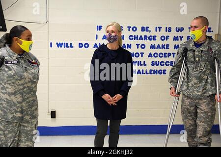 Britainy Beshear, First Lady von Kentucky, spricht mit Lehrern und Studenten der Bluegrass Challenge Academy, Fort Knox, Kentucky, 23. April 2021. Beshear erhielt eine Einweisung in den Lehrplan und applaudierte den Mitarbeitern und Studenten für ihr Engagement für Bildung und Selbstverbesserung. Stockfoto