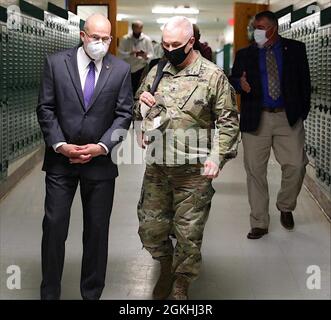 Brig. General Haldane Lamberton, Adjutant General der Kentucky National Guard, erhält eine Führung durch die Bluegrass Challenge Academy in Fort Knox, Kentucky, 23. April 2021. Lamberton sprach Studenten und Fakultätsmitgliedern an und gratulierte ihnen zu ihren anhaltenden Erfolgen. Stockfoto