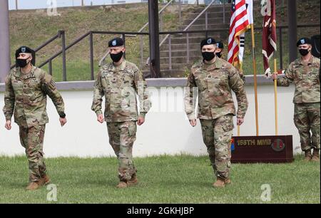 Am 23. April 2021 übergab Capt. Louis Rivas auf dem Camp Humphreys Parade Field den Führer der Einheit an Capt. Clayton Bender, während die ‘„Paladins“ der 568. Medical Ground Ambulance Company zuschauten. Oben von links nach rechts befinden sich Rivas, der scheidende Kommandant, LT. Col. Charles Douglas, der Kommandeur des 168. Multifunktionalen medizinischen Bataillons, und Bender. Diese Änderung der Führung wurde einzigartig, da es das erste Mal war, dass das Unternehmen trotz sozialer Distanzierungsrichtlinien zusammenkam. Stockfoto