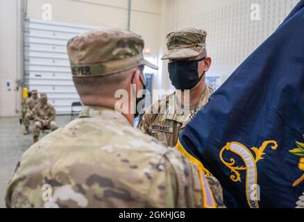 Das US-Armeekommando Sgt Maj. Marc Maynard, der scheidende CSM des 106. Regiments (Regional Training Institute), empfängt die Führung vom Truppenkommandeur während einer Zeremonie zur Änderung der Verantwortung auf dem Camp Smith Trainingsgelände, Cortlandt Manor, N.Y., 24. April 2021. Stockfoto