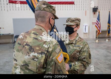 Das US-Armeekommando Sgt Maj. Marc Maynard, der scheidende CSM des 106. Regiments (Regional Training Institute), übergibt die Führung an Col Diane M. Armbruster, den Kommandanten des 106. Regiments (RTI), während einer Zeremonie zur Änderung der Verantwortung auf dem Camp Smith Trainingsgelände, Cortlandt Manor, N.Y., 24. April 2021. Stockfoto