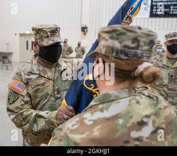 Die Oberin der US-Armee, Diane M. Armbruster, der Kommandeur des 106. Regiments (Regional Training Institute), übergibt die Führung an Command Sgt Maj. Andrew Lampkins, das kommende CSM des 106. Regiments (RTI), während einer Zeremonie zur Änderung der Verantwortung auf dem Camp Smith Trainingsgelände, Cortlandt Manor, N.Y., 24. April 2021. Stockfoto