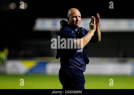 Sutton, Großbritannien. September 2021. Matt Grey, Manager von Sutton United, applaudiert den Fans während des Spiels der EFL Sky Bet League 2 zwischen Sutton United und Hartlepool United am 14. September 2021 in der Gander Green Lane, Sutton, England. Foto von Carlton Myrie. Nur zur redaktionellen Verwendung, Lizenz für kommerzielle Nutzung erforderlich. Keine Verwendung bei Wetten, Spielen oder Veröffentlichungen einzelner Clubs/Vereine/Spieler. Kredit: UK Sports Pics Ltd/Alamy Live Nachrichten Stockfoto