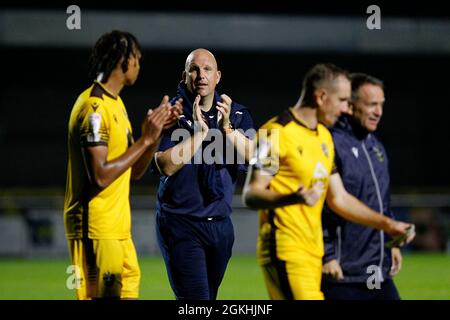 Sutton, Großbritannien. September 2021. Matt Grey, Manager von Sutton United, während des Spiels der EFL Sky Bet League 2 zwischen Sutton United und Hartlepool United am 14. September 2021 in der Gander Green Lane, Sutton, England. Foto von Carlton Myrie. Nur zur redaktionellen Verwendung, Lizenz für kommerzielle Nutzung erforderlich. Keine Verwendung bei Wetten, Spielen oder Veröffentlichungen einzelner Clubs/Vereine/Spieler. Kredit: UK Sports Pics Ltd/Alamy Live Nachrichten Stockfoto