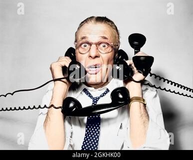 1950S 1960S PORTRAIT OF FRAZZLED BUSINESSMAN TRYING TO ANSWER FOUR BLACK TELEPHONES ON ONCE - T2065C DEB001 HARS OLD ZEIT GESCHÄFTIGE NOSTALGIE ALTE MODE 1 REZEPTIONIST VIELE FÜRCHTEN KOMMUNIKATION WETTBEWERB INFORMATIONEN PANIK KLATSCH PORTRÄTS KOPIEREN RAUM HALBE LÄNGE MÄNNER SPRECHEN ALLE AMERICANA BRILLEN BALANCIEREN B&W FRUSTRIERT BLICKKONTAKT BIZARR DOT KERL ÜBERARBEITET BROKER ÜBERWÄLTIGT BESITZER POLKA KUNDENSERVICE FUNKY NETWORKING DRAMATISCHE AUFREGUNG SCHLECHT NACHRICHTEN NACH OBEN CEO FRUSTRATION KRAWATTE BERUFE TELEFONE POLITIK GEBUNDEN ÜBERARBEIT GESCHÄFT MANN GESCHÄFT LEUTE VERBINDUNG KONZEPTIONELL PUNKTMUSTER Stockfoto