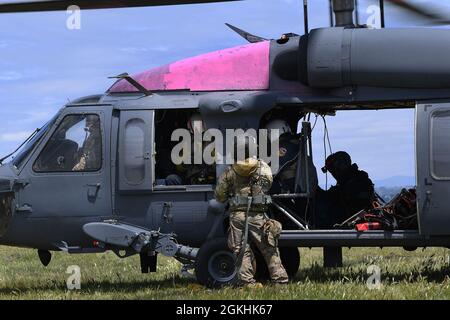 Mitglieder der Flugbesatzung der 129. Rettungswings der California Air National Guard und der CAL FIRE Military Helicopter Manager (MHEM) Studenten und Instruktoren bereiten sich auf den Start mit einem HH-60G Pave Hawk Flugzeug auf der Allen Helibase in der Nähe von Sutter Creek, Kalifornien, am 24. April 2021 vor. MHEM-Training bietet CAL FIRE MHEMs Zeit, mit einer militärischen Flugcrew während der Wasserfalloperationen zu trainieren und der Flugcrew Informationen und Feuerwissen zur Verfügung zu stellen, um bei der Bekämpfung von Waldbränden während der kalifornischen Feuersaison zu helfen. Stockfoto