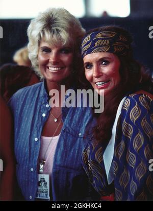 Juli 4,1980: Backstage mit der Frau von Sänger Willie Nelson, Connie Nelson, und June Carter Cash, der Frau von Johnny Cash, beim Picknick am 4. Juli im Pedernales Country Club westlich von Austin, Texas nahe Lake Travis. ©Bob Daemmrich Stockfoto