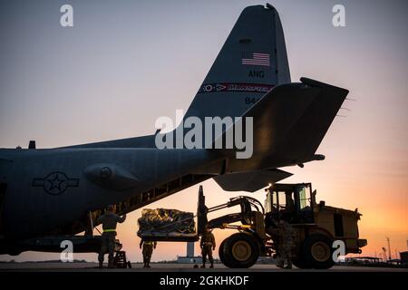 Flieger vom 179. Luftlift-Flügel, Mansfield, Ohio, verlassen ihre Heimatstation in einem C-130H Hercules, 24. April 2021. Die Mitglieder der 164th Airlift Squadron und der 179th Maintenance Group fliegen weiter, warten und unterstützen die C-130H-Flugzeugmission zur Unterstützung der Operation Spartan Shield. Stockfoto