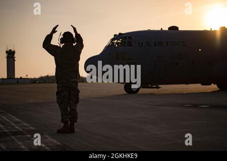 Flieger vom 179. Luftlift-Flügel, Mansfield, Ohio, verlassen ihre Heimatstation in einem C-130H Hercules, 24. April 2021. Die Mitglieder der 164th Airlift Squadron und der 179th Maintenance Group fliegen weiter, warten und unterstützen die C-130H-Flugzeugmission zur Unterstützung der Operation Spartan Shield. Stockfoto