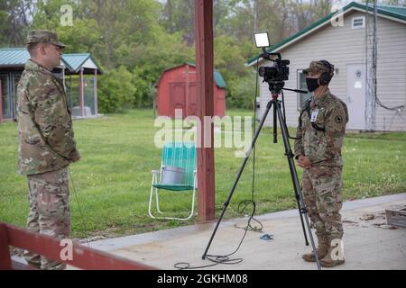 Reserve Der Armee Jose Reyes, rechts, 204. Abteilung für öffentliche Angelegenheiten, Orlando, Florida, interviewt Army Reserve Sgt. Seth Mittlehauser, links, 144. Minimal Care Ablösung, San Diego, Kalifornien, während Such- und Rettungstraining im Muscatatuck Urban Training Center, 21. April 2021. Das Training war Teil der Guardian Response 21, einer mehrkomponentigen Übung zur Eingreifenothilfe, die von der 78. Trainingsdivision der Army Reserve durchgeführt wurde. Soldaten der öffentlichen Angelegenheiten produzierten Massenkommunikationsprodukte, die Such- und Rettungseinsätze in einer chemischen, biologischen, radiologischen und nuklearen Bedrohungsumgebung dokumentierten Stockfoto