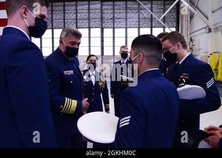 Kommandant Der Küstenwache, Adm. Karl L. Schultz spricht mit den Besatzungsmitgliedern der Küstenwache, Douglas Munro, nach der Zeremonie zur Stilllegung des Schiffes, die am 24. April 2021 in Kodiak, Alaska, stattfand. Im Sommer 2007 wurde die Douglas Munro zum Flaggschiff Alaskas, als sie ihren Heimathafen von Alameda, Kalifornien, nach Kodiak, Alaska wechselte. Stockfoto