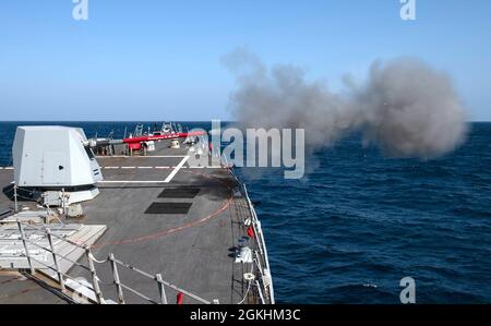 210425-N-HG846-0019 PAZIFISCHER OZEAN (25. April 2021) – der Arleigh Burke-Klasse Lenkraketen-Zerstörer USS Rafael Peralta (DDG 115) führt am 25. April eine Live-Feuerübung der MK 45 5-Zoll-Waffe im Pazifischen Ozean durch. Rafael Peralta ist der Task Force 71/Destroyer Squadron (DESRON) 15 zugeordnet, der größten vorwärtseingesetzten DESRON der Marine und der wichtigsten Surface Force der 7. US-Flotte. Stockfoto