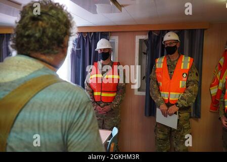 Kapitän Peter Matesic des Containerschiffes Sagamore begrüßt Army Reserve Brig. General Justin M. Swanson, stellvertretender Generalkommandant des 1. Theater Sustainment Command und LT. Col Dion Haverstraw, Kommandant des 1185. Einsatz- und Verteilungsunterstützungs-Bataillons an Bord während des 24. April 2021 Hafenbetriebs und des Hafens von Shuaiba, Kuwait, und gibt ihm einen Überblick über die Fähigkeiten des Schiffes. Der 1. TSC überwacht die gesamte Logistik für den Verantwortungsbereich des US Central Command. Stockfoto