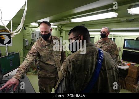 Army Maj. Angel Davila, der stellvertretende Offizier-in-Charge der 101st Division Sustainment Brigade Support Operations Abschnitt, oder SPO, Briefs Army Reserve Brieg. General Justin M. Swanson, stellvertretender Generalkommandant des 1. Theater Sustainment Command über die Verfahren der Sicherheitskräfte während der Munitionsoperationen während seines Besuchs im Hafen von Shuaiba, Kuwait, am 24. April 2021. Der 1. TSC überwacht die gesamte Logistik für den Verantwortungsbereich des US Central Command. Stockfoto