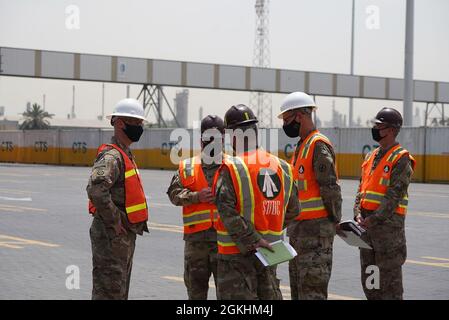 Armee Reserve Brig. General Justin M. Swanson, stellvertretender Generalkommandant des 1. Theater Sustainment Command und Oberst Michael Ludwick, Kommandeur der 595. Transportbrigade (SDDC) erhalten das Konzept der Operation Brief für Schiffsoperationen von Oberstleutnant Dion Haverstraw, Kommandeur des 1185. Einsatz- und Verteilungsunterstützungsbataillons. Hafen von Shuaiba, Kuwait, 24. April 2021. Der 1. TSC überwacht die gesamte Logistik für den Verantwortungsbereich des US Central Command. Stockfoto