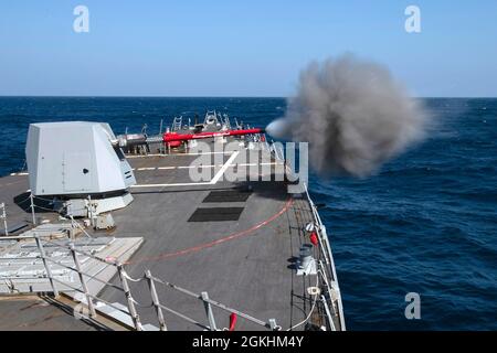 210425-N-HG846-0028 PAZIFISCHER OZEAN (25. April 2021) – der Arleigh Burke-Klasse Lenkraketen-Zerstörer USS Rafael Peralta (DDG 115) führt am 25. April eine Live-Feuerübung der MK 45 5-Zoll-Waffe im Pazifischen Ozean durch. Rafael Peralta ist der Task Force 71/Destroyer Squadron (DESRON) 15 zugeordnet, der größten vorwärtseingesetzten DESRON der Marine und der wichtigsten Surface Force der 7. US-Flotte. Stockfoto
