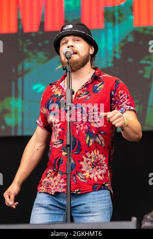 Slim Pickings Band, die auf einem Musikkonzertfestival in Garon Park, Southend on Sea, Essex, Großbritannien, auftrat. Sänger Donny Marco singt Stockfoto