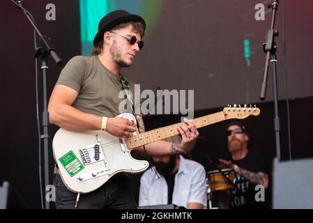 Slim Pickings Band, die auf einem Musikkonzertfestival in Garon Park, Southend on Sea, Essex, Großbritannien, auftrat. Gitarrist mit Fender Telecaster Stockfoto